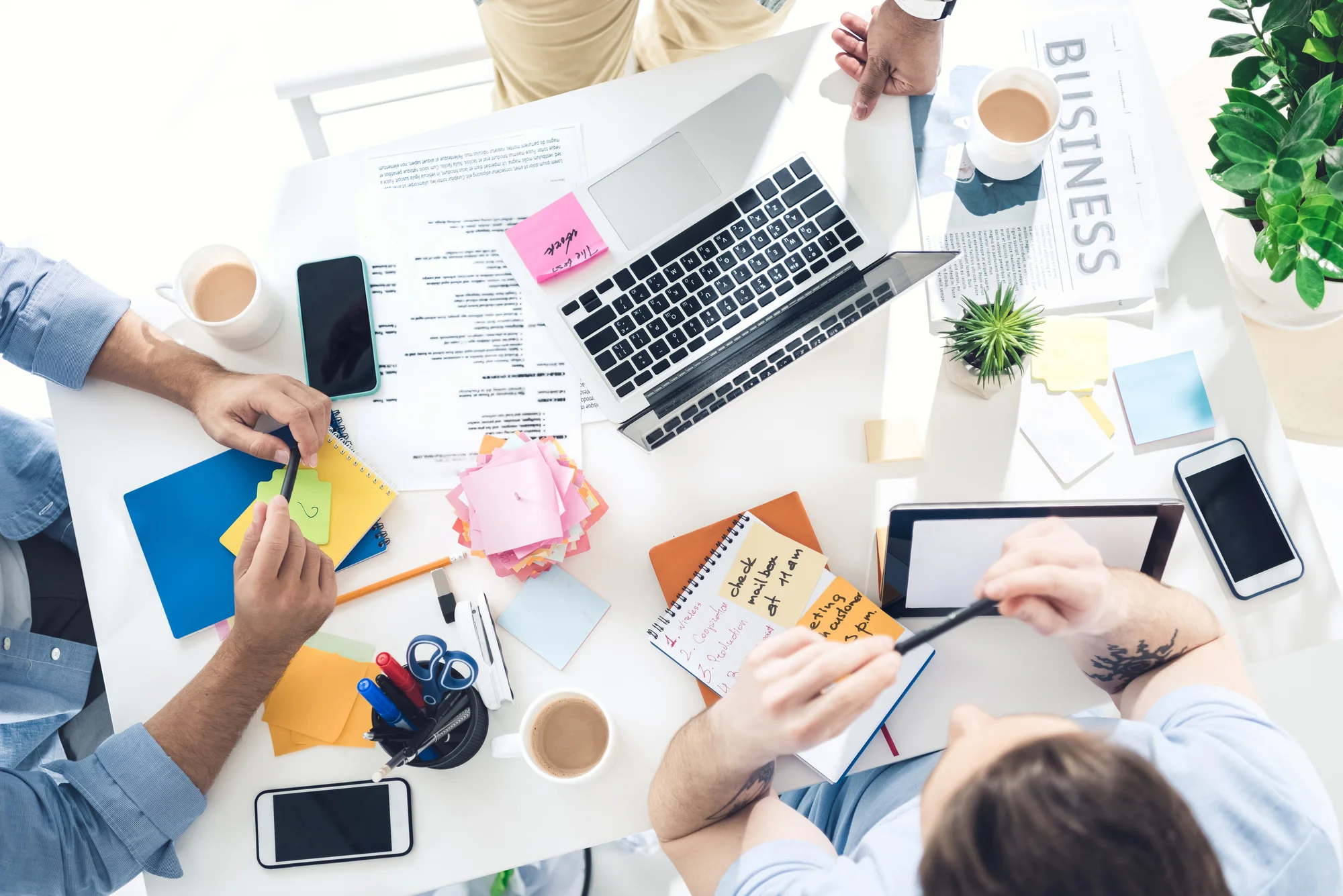 Marketing infographic highlighting the key advantages of using advertising agencies in Dubai, such as expert support, improved targeting, and scalable growth