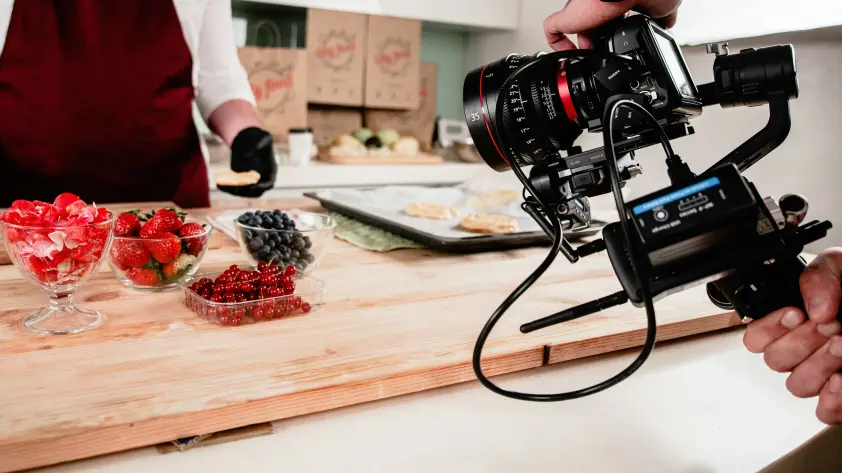 Best vlogging camera setup for cooking videos in a modern kitchen