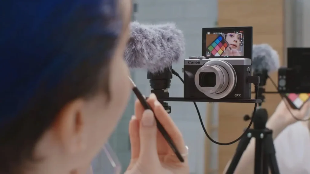 Professional camera for makeup recording on a beauty desk, designed to capture sharp, true-to-tone makeup looks for influencers and makeup artists.