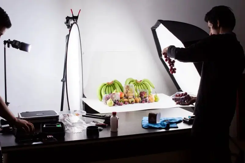 Best lighting setup for food photography with side light and reflectors highlighting a plated dish