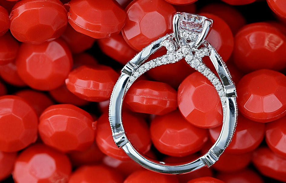 Photography studio scene with pearls and metal jewelry, illustrating the best camera settings for jewelry photography.