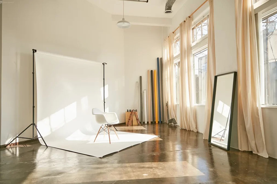 Step-by-step guide for indoor photography lighting for beginners, showing side lighting and diffusion techniques.