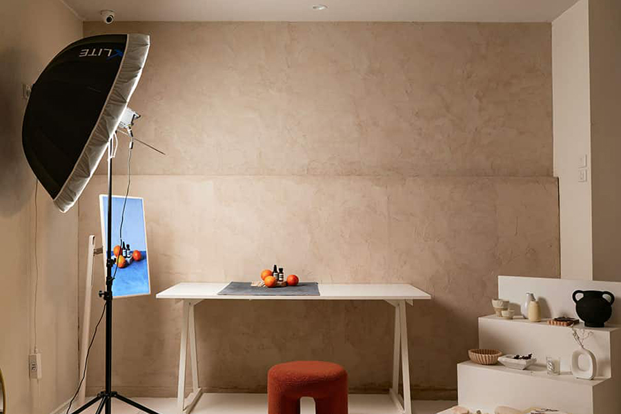 Simple and effective indoor photography lighting equipment for content creation at home.