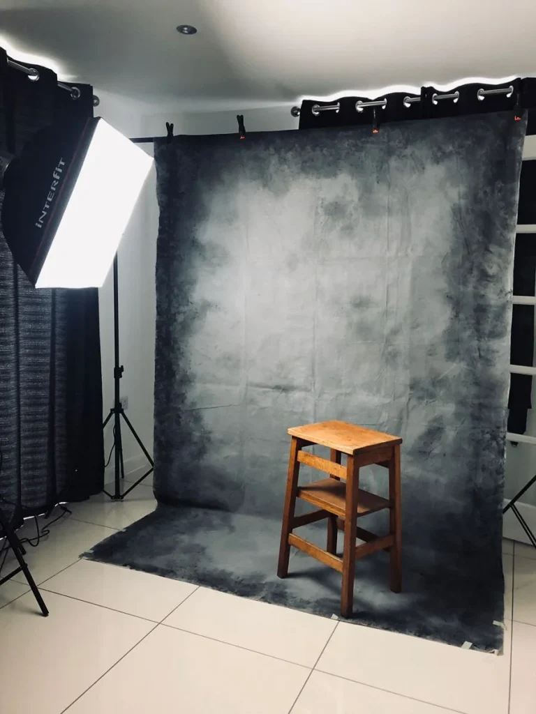 Infographic displaying the main types of backdrops for photography, including paper, fabric, vinyl, and canvas